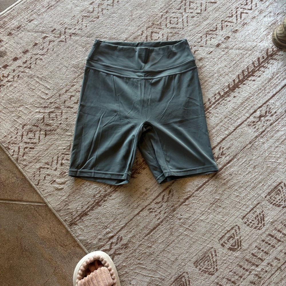 3 Women's Scrunch Shorts - Picture 4 of 8